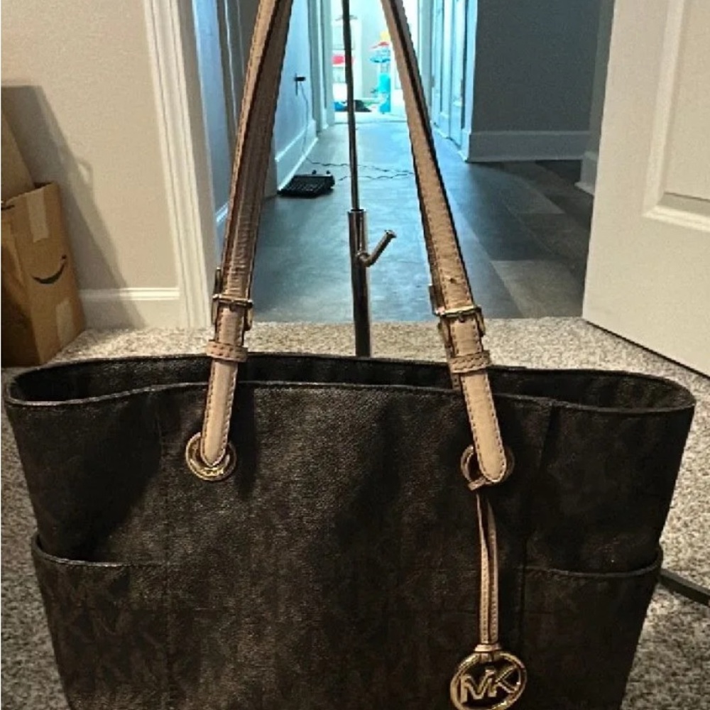 Michael Kors Travel Tote Bag Logo
Top Zip Adjustable Shoulder
Straps Brown Tan